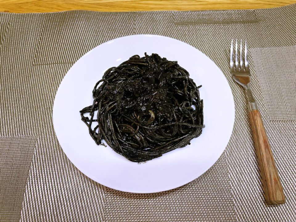 イカ墨ソースパスタの出来上がり。真っ黒です。