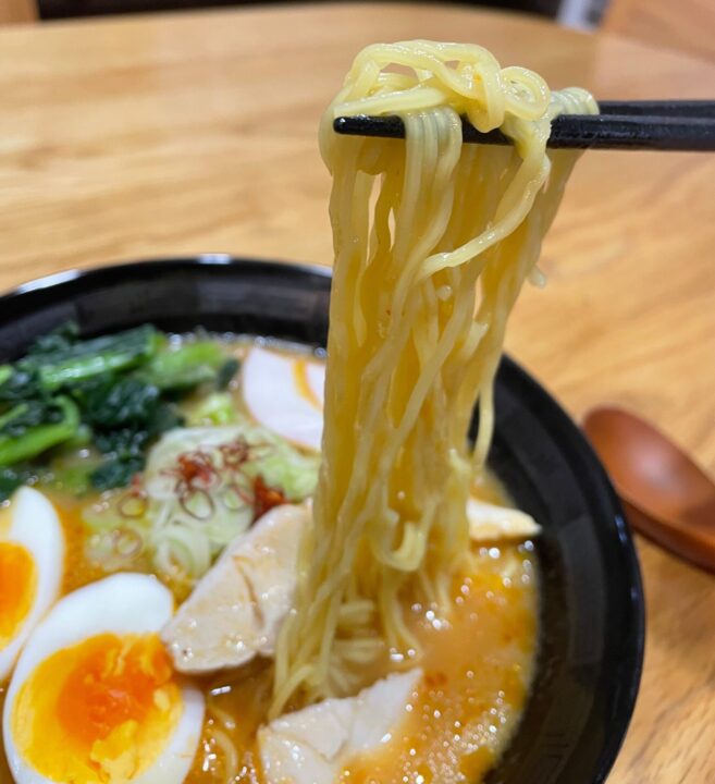 黄色みがかった中くらいの太さのちぢれ麺です。スープがよく絡んで美味しい。