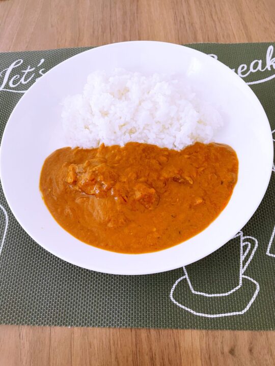 成城石井　バターチキンカレー　骨つきチキンがゴロンと入っています。