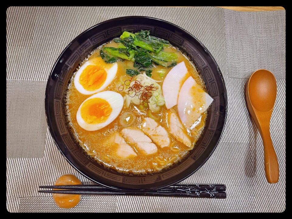 味玉、ハム、蒸しささみ、ほうれん草、ネギを盛り付けたら北海道らーめん味噌の出来上がり。