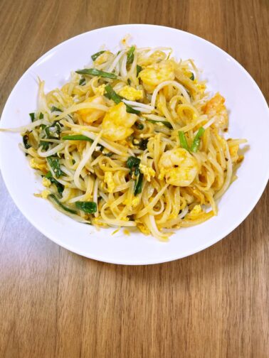 野菜やエビと麺を炒め合わせてパッタイの出来上がりです。