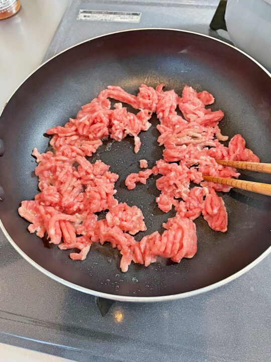 豚ひき肉100gくらいを炒めます。