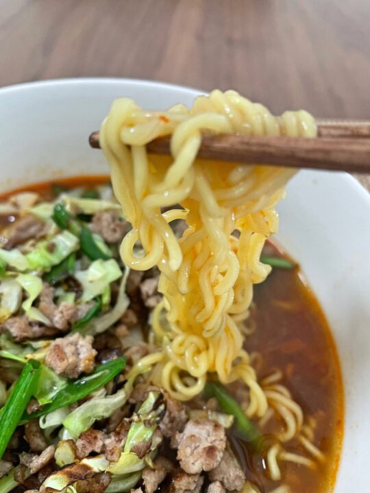 縮れ麺がスープによく絡む