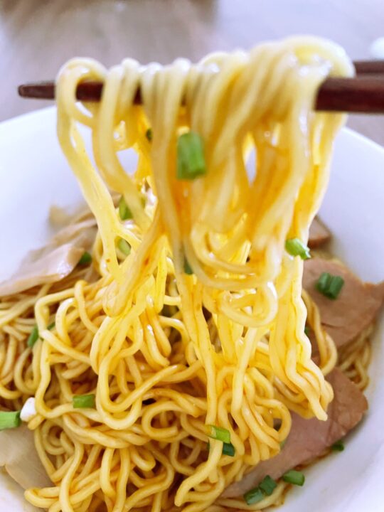 もちもちの縮れ麺です。
濃厚な美味しさ。