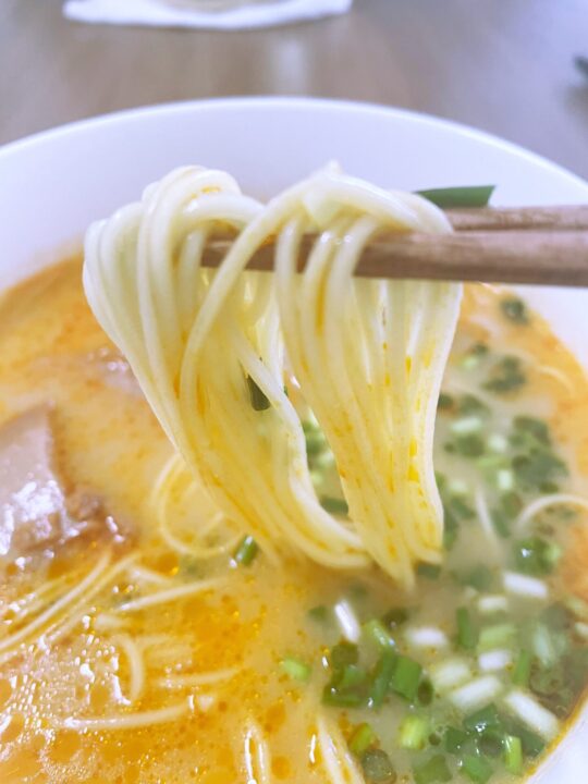 細麺でストレートです。