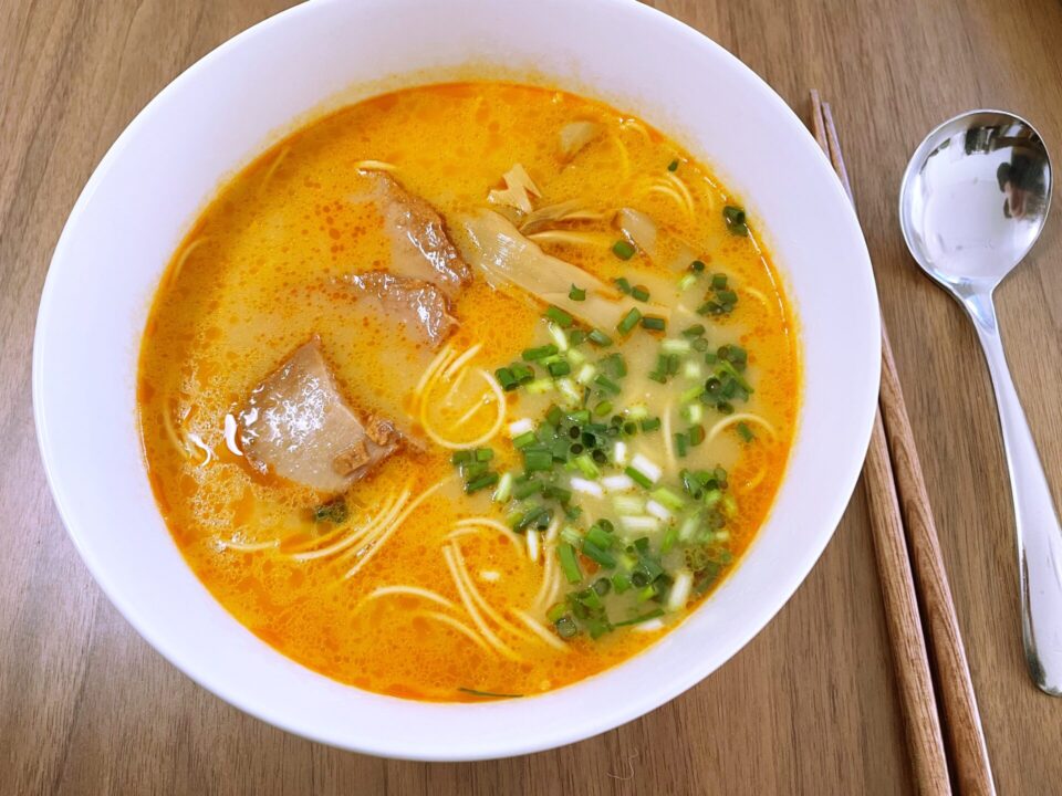 九州ラーメン　赤龍にチャーシューとメンマとネギをトッピングしました。
