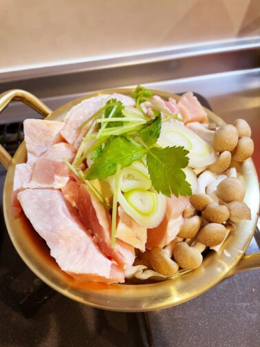 普通の鍋と同様、白菜やネギ、豆腐に鶏肉、しめじなど入れていきます。
そして、豆乳で作っていきます。