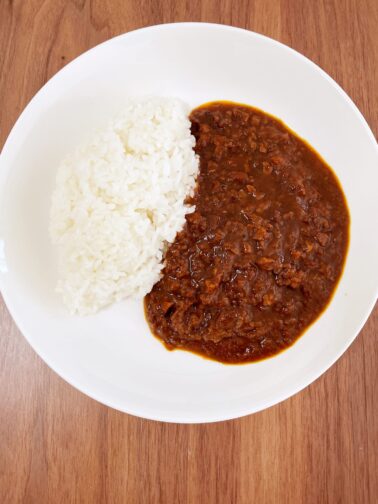 ドライキーマですが割とドロドロ系のルーです。
ひき肉がたっぷり入っていて食べ応えがありそうです。