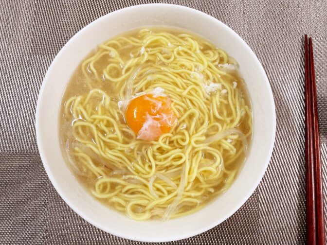 作っている限りは少しとろみのある塩ラーメンぽいです。
もやしと卵トッピングでいただきます。